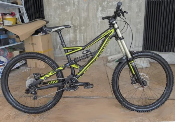 Downhill Bike, Specialized status 2 - Black & Neon Green — Used Downhill Bikes for sale in Selangor, Malaysia