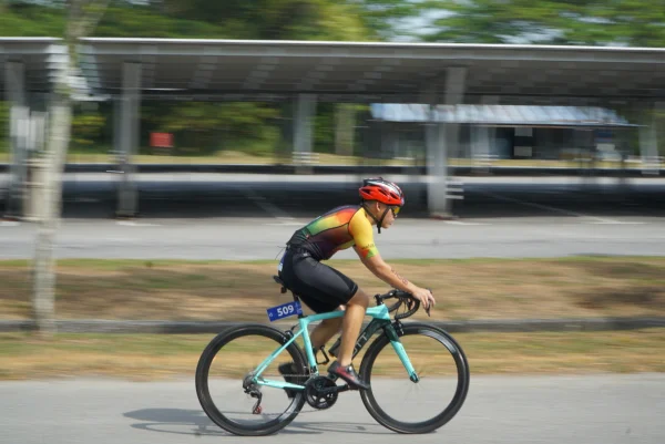 Alcott Ascari Full Carbon Road Bike 105 R7000 | 50mm Carbon Wheels | Approximately 8kg — photo 2