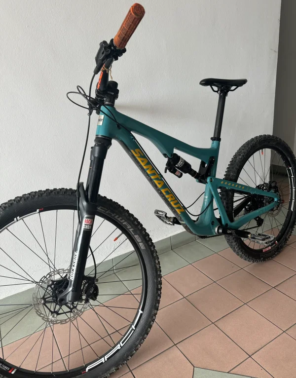 Santa Cruz Bronson CC — Used Santa Cruz Mountain Bikes (complete) for sale in Johor, Malaysia
