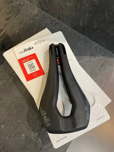 SELLE ITALIA WATT CARBON SADDLE CHEAP CHEAP SELLING ! — used bicycle for sale in Pulau Pinang, Malaysia