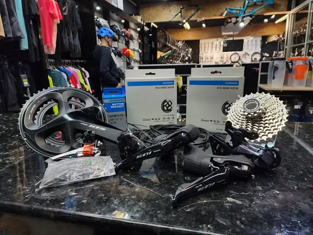 Shimano 105 + Ultegra Groupset (DISC) (Brand new taken out from new bike) (ROTOR INCLUDED) — brand new bicycle for sale in Sarawak, Malaysia