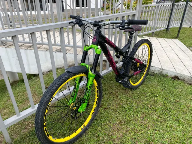 Commencal meta V4 — used bicycle for sale in Selangor, Malaysia