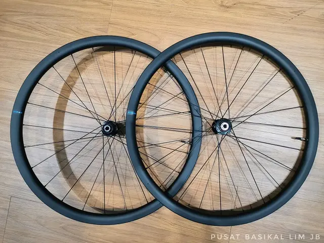 SHIMANO C32 Tubeless Disc Carbon Wheelset — brand new bicycle for sale in Johor, Malaysia
