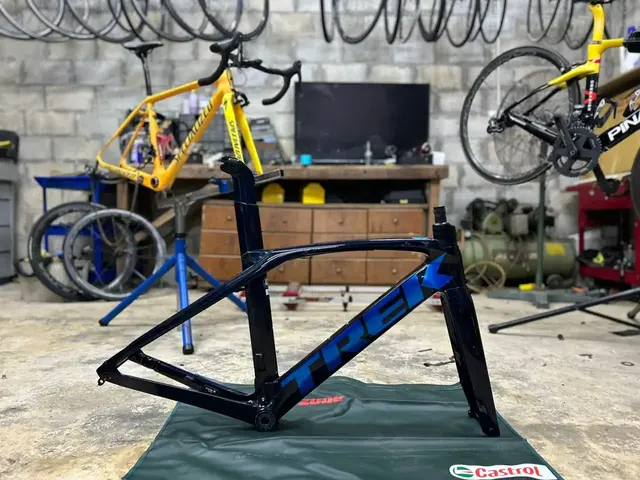 Trek Madone  SL7 gen6 rim brake frameset — used bicycle for sale in Selangor, Malaysia