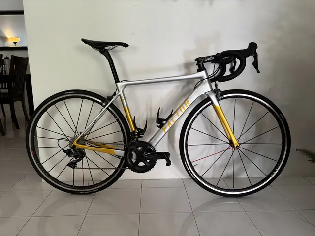 Factor O2 Carbon Road Bike – Size 52 — used bicycle for sale in Perak, Malaysia