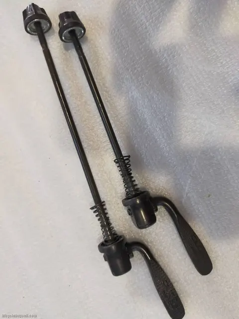 SHIMANO ORIGINAL QUICK RELEASE PAIR (FRONT + REAR) TAKEN OUT FROM 2 DAYS OLD NEW BIKE — used bicycle for sale in Pulau Pinang, Malaysia