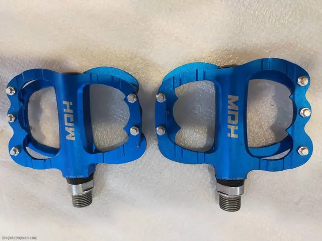 MDH ULTRALITE SEALED BEARING BLUE PEDAL USED ONLY ONE RIDE - SELLING TO CHANGE TO CLEAT PEDAL — used bicycle for sale in Pulau Pinang, Malaysia