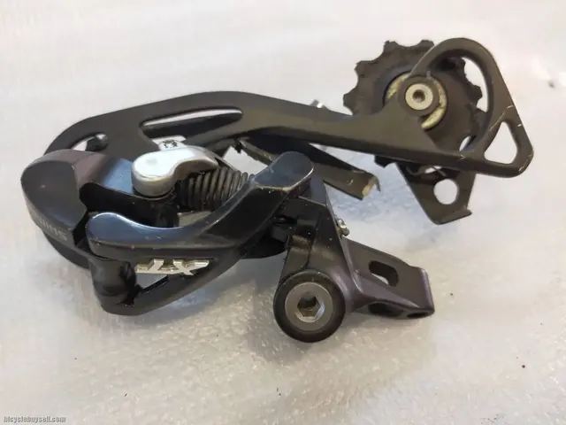 SHIMANO  10 SPEED RD DEORE XT - HAVE MINOR CRACK ON THE CAGE - ANYONE INTEREST SELLING CHEAP — used bicycle for sale in Pulau Pinang, Malaysia