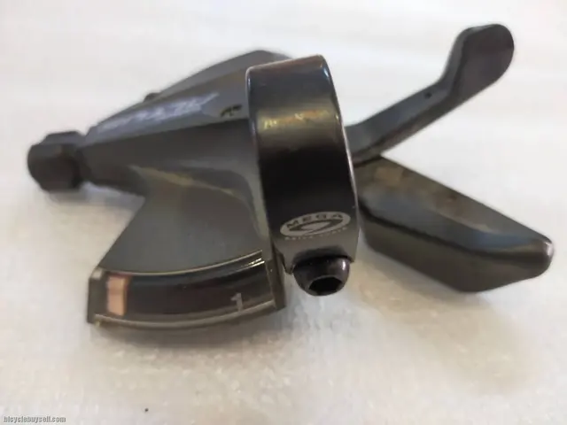 SHIMANO ALTUS 9 SPEED RIGHT SHIFTER - USED FOR 9 MONTHS — used bicycle for sale in Pulau Pinang, Malaysia