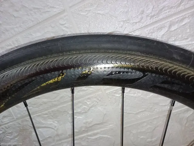 ZIPP 303 77/177 CARBON WHEELSET 11speed — used bicycle for sale in Pahang, Malaysia