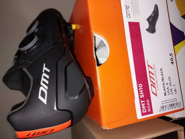 DMT SH10 RD CYCLING SHOES 2023 MODEL 100% carbon sole — used bicycle for sale in Selangor, Malaysia