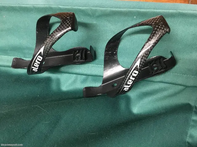 Alero carbon bottle cage — used bicycle for sale in Kuala Lumpur, Malaysia