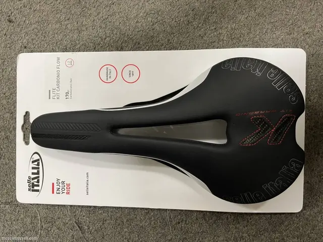 SELLE ITALIA Flite full carbon and carbon rail road bike saddle — used bicycle for sale in Selangor, Malaysia