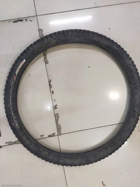 SPECIALIZED FAST TRAK 26X2.0 TIRE (1 PIECE ONLY) - STUDS STILL THICK LIKE NEW — used bicycle for sale in Pulau Pinang, Malaysia