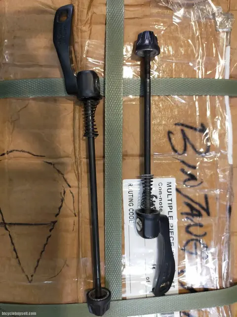 SHIMANO ALLOY HANDLE GENUINE QR - USED FOR LESS THAN 3 MONTHS - SELL IN PAIR GENUINE PART GAURANTEED — used bicycle for sale in Pulau Pinang, Malaysia
