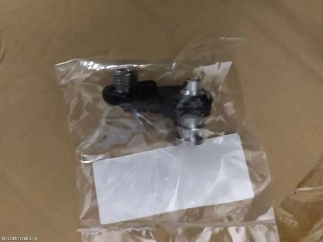 M8000 RD HANGER ORIGINAL LAST PIECE CLEARANCE GENUINE PART GUARANTEED — brand new bicycle for sale in Pulau Pinang, Malaysia