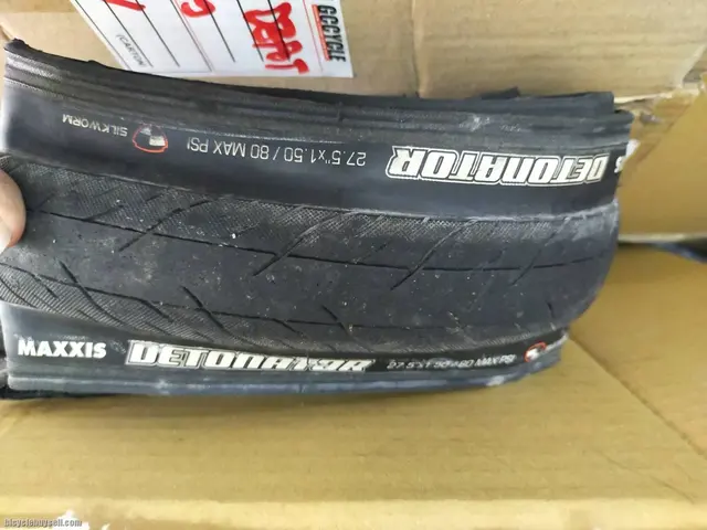 MAXXIS DETONATOR 27.5X1.5 USED TIRE (USAGE LESS THAN 80KM — used bicycle for sale in Pulau Pinang, Malaysia