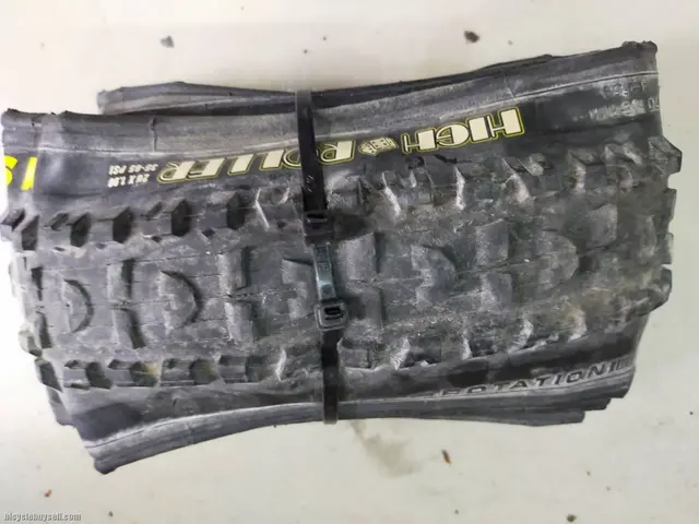 MAXXIS HIGH ROLLER 26X1.9 - USED LESS THAN 150KM — used bicycle for sale in Pulau Pinang, Malaysia