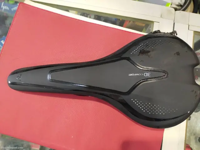TOPEAK FREE XX SADDLE JUST USED ONE RIDE - SMALL FALL GOT A BIT DEEP SCRATCH AS PER PHOTO — used bicycle for sale in Pulau Pinang, Malaysia