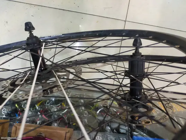 Shimano hubset, shadar spokes, alexrim 27.5 650b wheelset ready with rotors - used 5 months — used bicycle for sale in Pulau Pinang, Malaysia